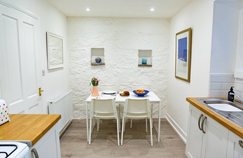 St Davids Apartamento | Precioso piso en planta baja - acogedor, con estacionamiento y una base prefecta de St. Davids.