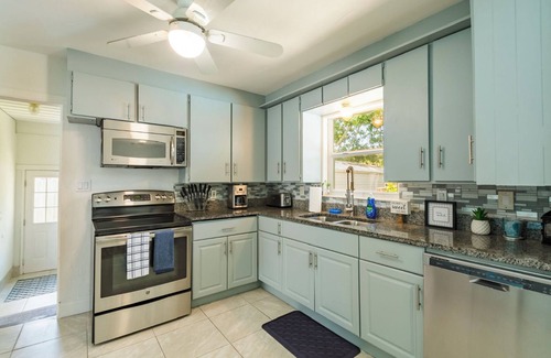 Park East Casa | Gorgeous Heated Pool and Spa by Downtown & Beaches