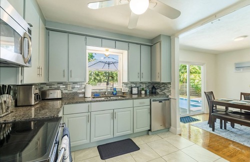 Park East Casa | Gorgeous Heated Pool and Spa by Downtown & Beaches
