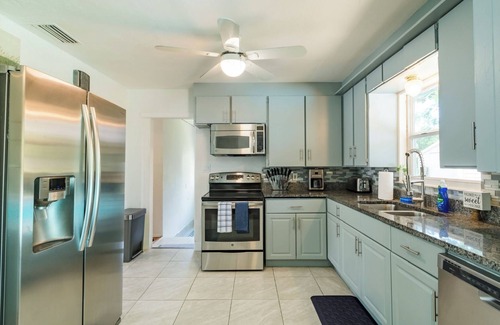 Park East Casa | Gorgeous Heated Pool and Spa by Downtown & Beaches