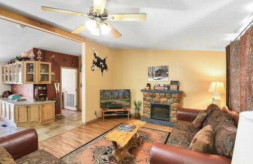 Parks Casa | Gorgeous Historic 3 BR Log Cabin w Forest Views 20 Minutes from Flagstaff Now with Wi-Fi