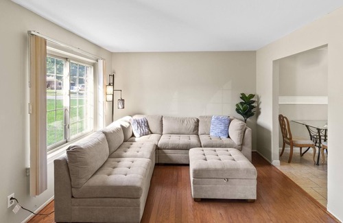 Drayton Plains Casa | Gorgeous home W/ a ton of Space Over looking the Woods