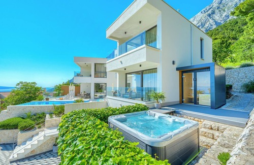 Bast Casa | Gorgeous home in Baska Voda with WiFi