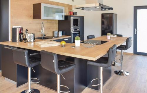 Creances Casa | Gorgeous Home In Créances With Wifi