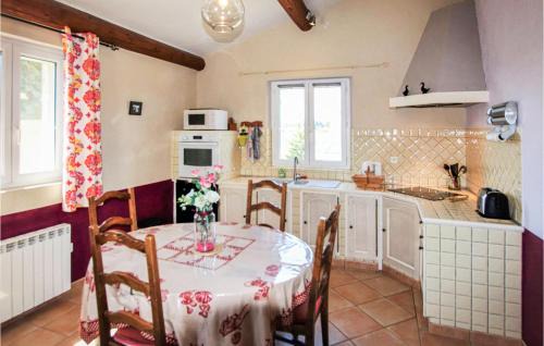 Rochefort-du-Gard Casa | Gorgeous Home In Rochefort Du Gard With Kitchen
