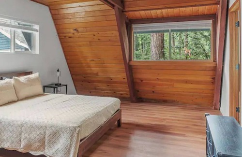 East Renton Highlands Casa | Gorgeous Home in Maplewood on 3/4 Acre