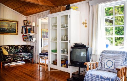 Vinnes Casa | Gorgeous Home In Reksteren With Kitchen
