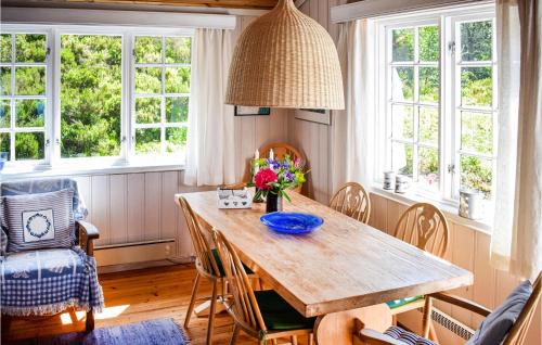 Vinnes Casa | Gorgeous Home In Reksteren With Kitchen
