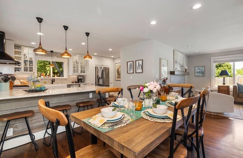 SeaTac Casa | Gorgeous home w/AC enjoy hot tub & amazing yard only minutes to SEATAC airport