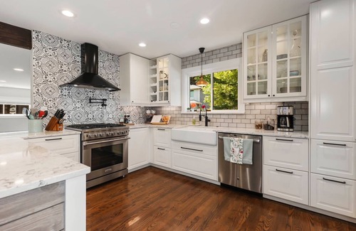SeaTac Casa | Gorgeous home w/AC enjoy hot tub & amazing yard only minutes to SEATAC airport
