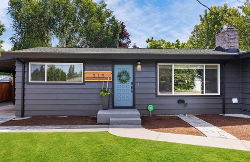 SeaTac Casa | Gorgeous home w/AC enjoy hot tub & amazing yard only minutes to SEATAC airport