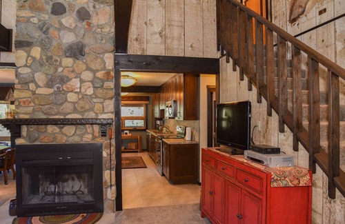 Red River Cabina | ¡NUEVO! "Birch Valley" - HUGE Wrap Porch-Family Friendly-ATV Parking-Sleeps 12