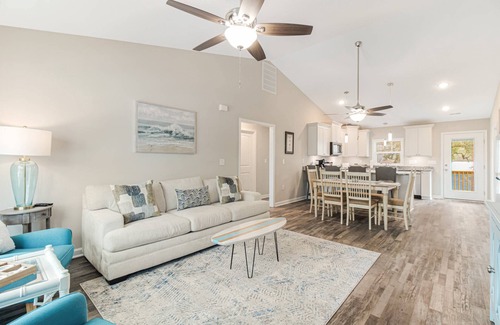 Long Beach Casa | Gorgeous Home with Opt Heated Private Pool - Dog Friendly -6 Seater Golf Cart Included W/ Parking