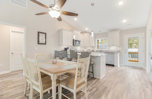 Long Beach Casa | Gorgeous Home with Opt Heated Private Pool - Dog Friendly -6 Seater Golf Cart Included W/ Parking