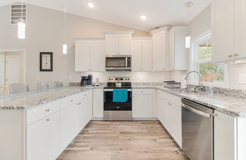 Long Beach Casa | Gorgeous Home with Opt Heated Private Pool - Dog Friendly -6 Seater Golf Cart Included W/ Parking