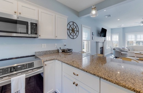 Arundel Condominio | Gorgeous home with patio, fireplace, central AC, washer/dryer, gym & grill