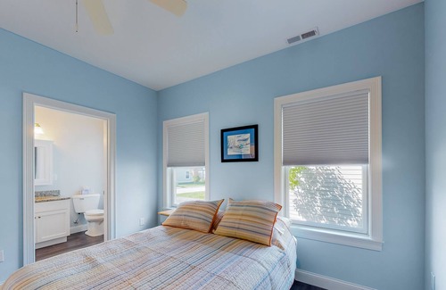 Arundel Condominio | Gorgeous home with patio, fireplace, central AC, washer/dryer, gym & grill