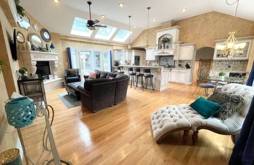 Rotterdam Casa | 🔥 Gorgeous Home with HOT TUB, GYM and Pool ⛲