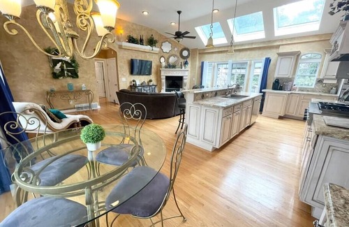 Rotterdam Casa | 🔥 Gorgeous Home with HOT TUB, GYM and Pool ⛲
