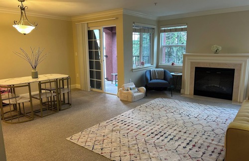 Kirkland Apartamento | Gorgeous HUGE Lakefront 2 bedroom Apartment!!!!
