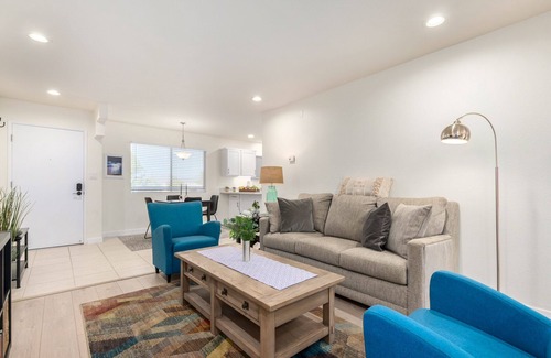 Paradise Valley Village Condominio | Gorgeous, Impeccable, Condo in Prime Location!