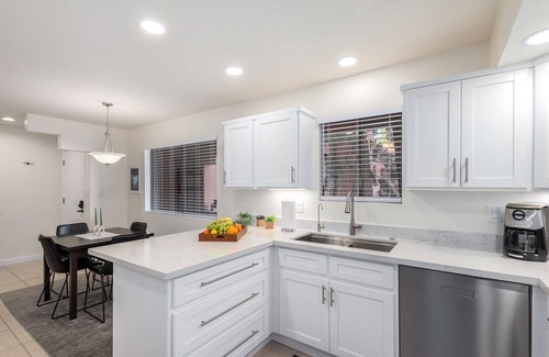Paradise Valley Village Condominio | Gorgeous, Impeccable, Condo in Prime Location!