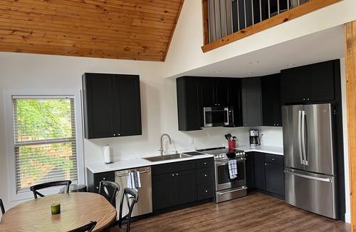 Leitchfield Casa | Gorgeous Lake Front home with hot tub