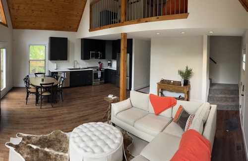 Leitchfield Casa | Gorgeous Lake Front home with hot tub