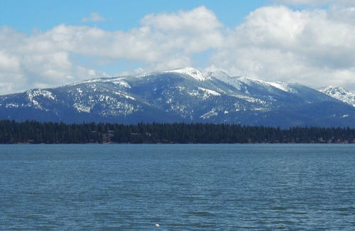 Lake Almanor West Casa | Lake Almanor West Lakefront Log Cabin (Inicio) EL LAGO ESTÁ LLENO
