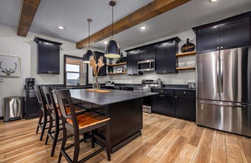 Kimberling City Casa | Gorgeous Lakefront Lodge with Free canoes, kayaks, pickleball, volleyball and much more!
