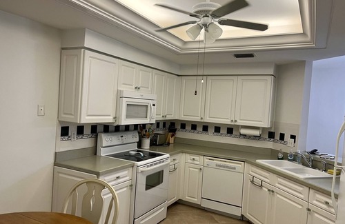 North Naples Condominio | GORGEOUS - LAKEFRONT CARRIAGE HOME-1ST FLOOR LIVING-2 BED/2 BATH-2 POOLS