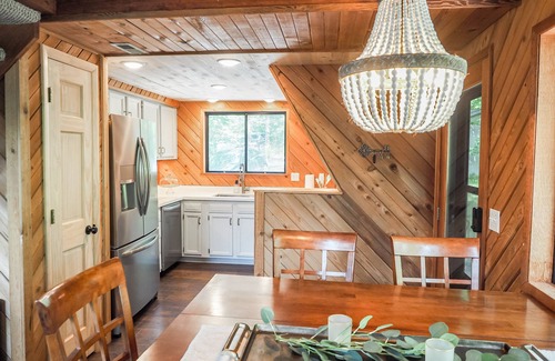 Wright City Casa | Gorgeous Lakefront Getaway - Innsbrook Chalet with Outdoor Spa!