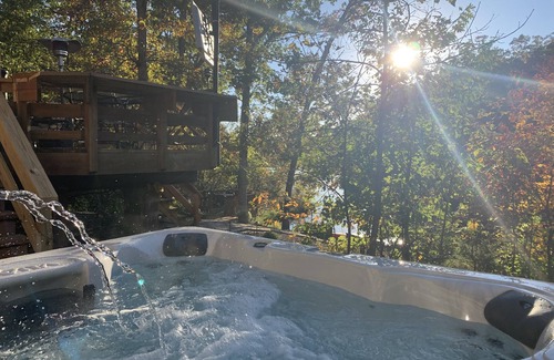 Wright City Casa | Gorgeous Lakefront Getaway - Innsbrook Chalet with Outdoor Spa!
