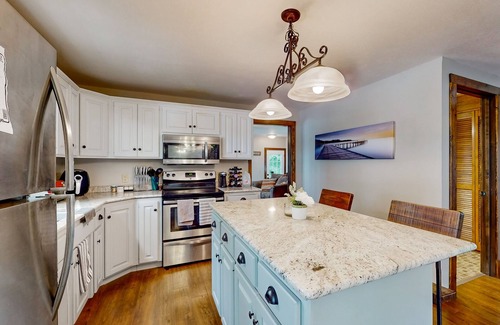 Deerwood Cabina | Gorgeous lakefront home w bunkhouse, private yard and large deck