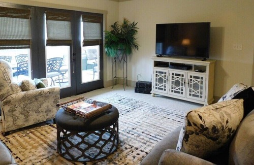 Talladega Condominio | Gorgeous lakefront with 3 bedrooms