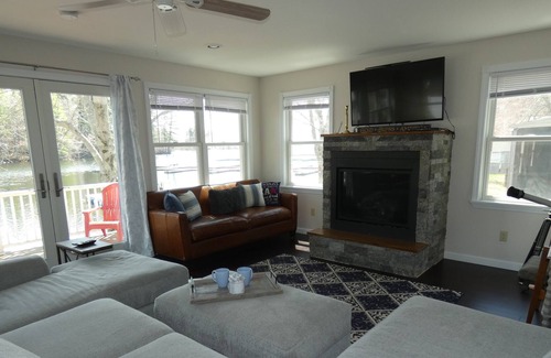 Winthrop Casa | Gorgeous Lakeside Home in Marina Village
