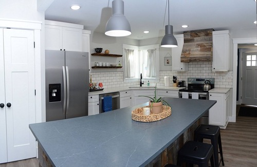Near Northside Casa | Gorgeous Large Remodel ! Perfect for your Group!