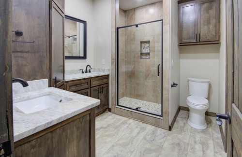 Redlick Cabina | Gorgeous lodge tucked away in Texarkana - 3 bedrooms available