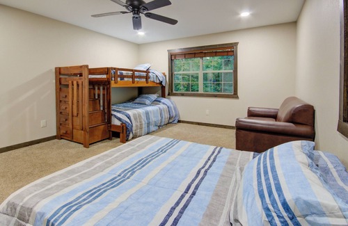 Redlick Cabina | Gorgeous lodge tucked away in Texarkana - 3 bedrooms available