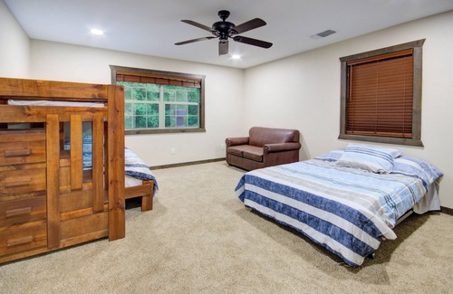 Redlick Cabina | Gorgeous lodge tucked away in Texarkana - 3 bedrooms available