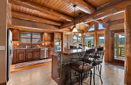 Sturgis Cabina | Gorgeous lodge with mountain views, fireplace, game room, hot tub & grill