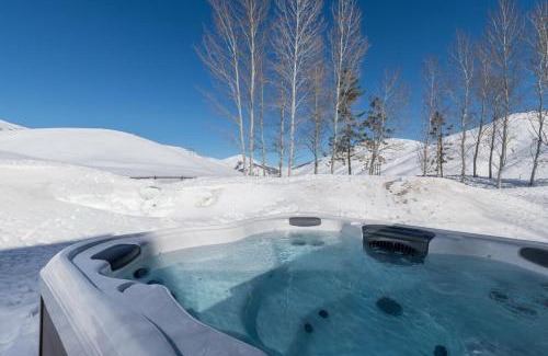 Hailey Casa | Gorgeous Log Cabin Close to Town with Hot Tub