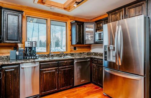 Hailey Casa | Gorgeous Log Cabin Close to Town with Hot Tub