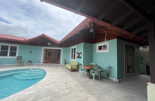 Barrio Ricos y Famosos Casa | Gorgeous Luxury Beach Home Casa Keenan