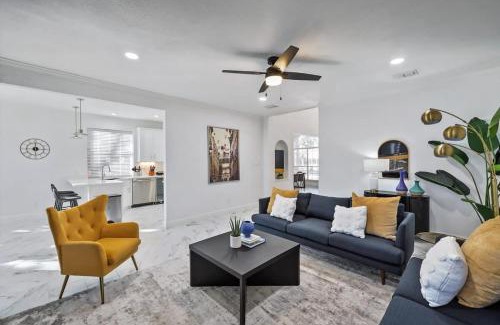 Plano Casa | Gorgeous Mansion with Pool & Cinema Room Sleeps 16