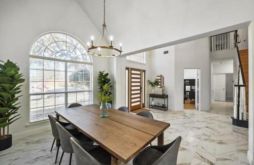 Plano Casa | Gorgeous Mansion with Pool & Cinema Room Sleeps 16