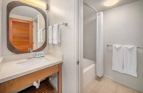 Kahului Hotel | Gorgeous Maui Beach Escape! Spacious Garden View Pool w/ Pool Access