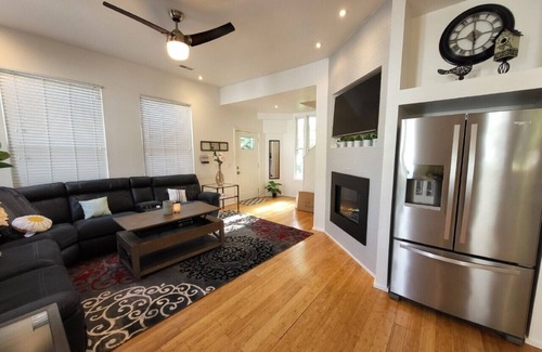 Midtown Casa | Gorgeous Midtown 3 Bedroom Home
