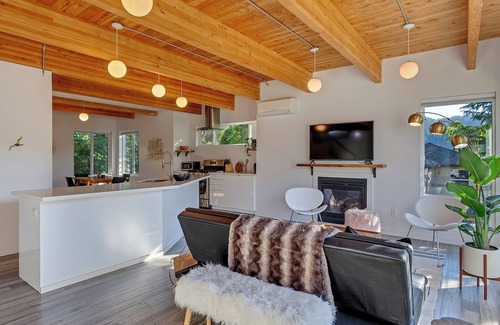 Portland Casa | Gorgeous Modern 3-bedroom house in Portland with AC and WiFi