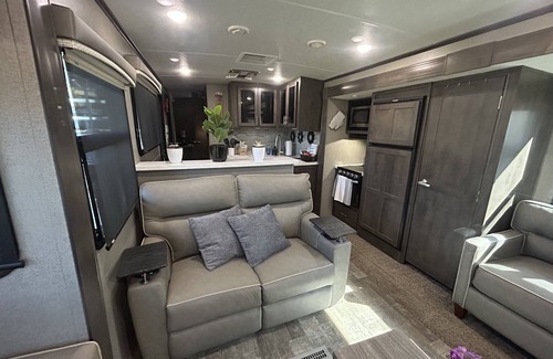 Dandridge Alquiler De RV | Gorgeous modern Camper located on Lake Douglas close to all area attractions!